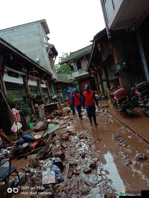 ：暴雨突袭，被困一宿：中に突然の大雨一雨宿的意外经历